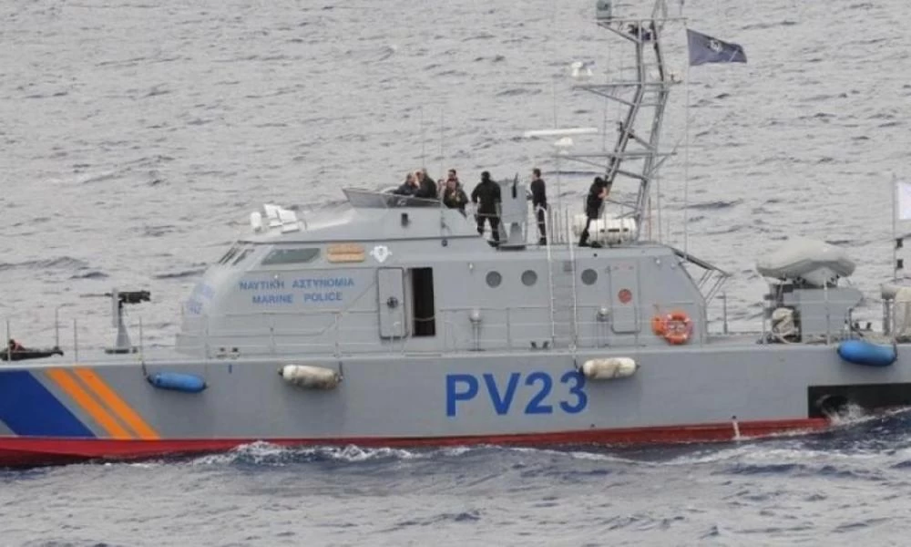 Δεν «μασάνε» οι Κύπριοι: Πυρά του Λιμενικού κατά σκάφους Τούρκων διακινητών (βίντεο)